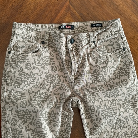 Lightweight Skinny Jeans in Taupe Lace color/pattern Size 27 EUC - Picture 6 of 11